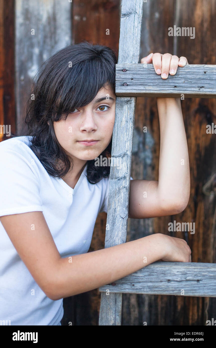 Teen Mädchen Porträt auf dem Lande. Stockfoto