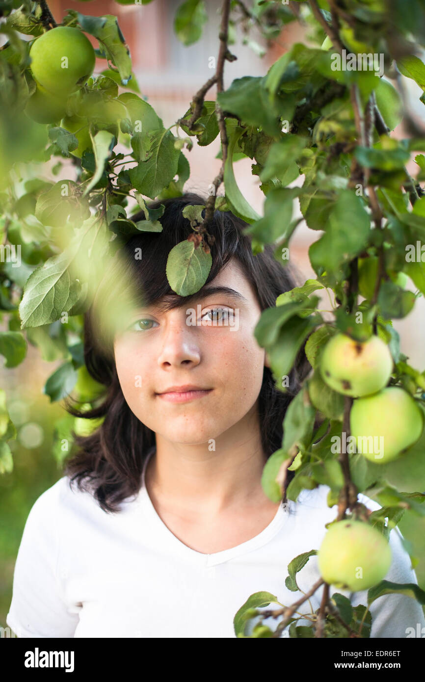 Dunkelhaarige Teen Mädchen in die Apfelplantage. Stockfoto