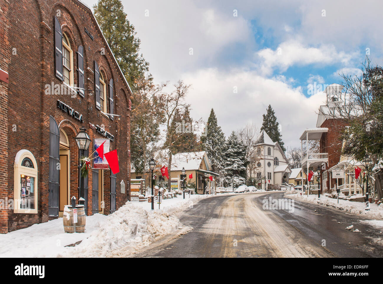 Historic Nevada City und Nevada Theater mit frischem Schnee Stockfoto