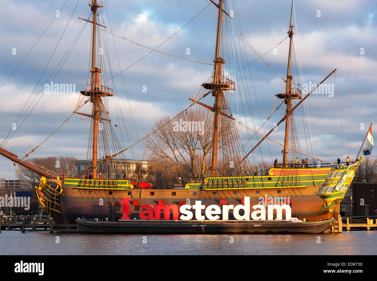 Replikat Niederländisch-Ostindien VOC Segelschiff De Amsterdam in Amsterdam mit I Amsterdam Zeichen bei Sonnenuntergang im Winter. Stockfoto