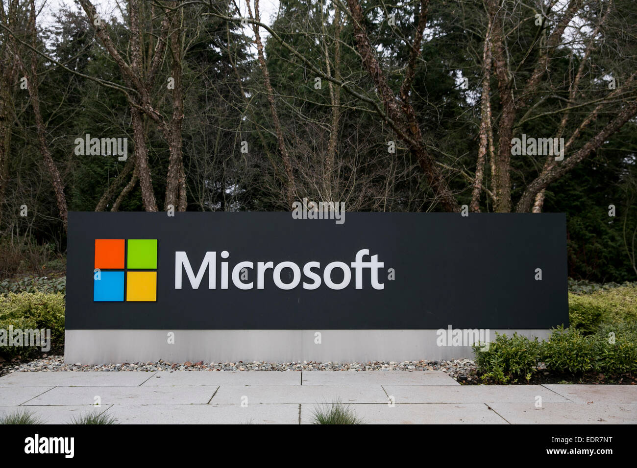 Ein Logo Zeichen außerhalb des Campus der Hauptsitz von Microsoft in Redmond, Washington. Stockfoto