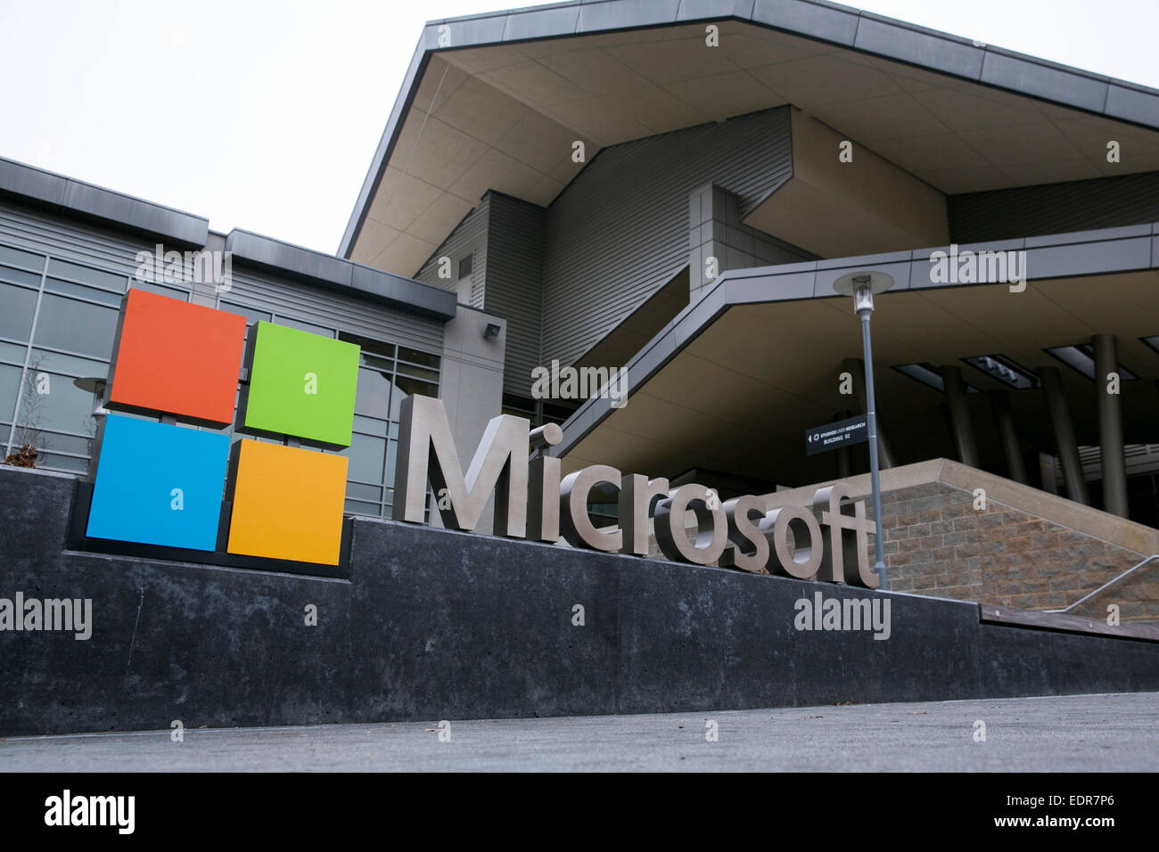 Ein Logo Zeichen außerhalb des Campus der Hauptsitz von Microsoft in Redmond, Washington. Stockfoto