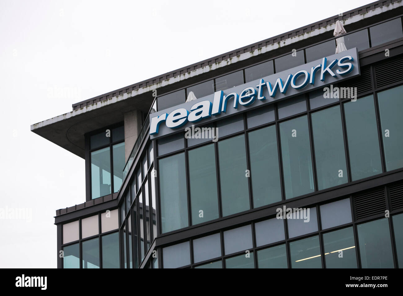 Ein Logo-Zeichen vor dem Hauptsitz von RealNetworks in Seattle, Washington. Stockfoto