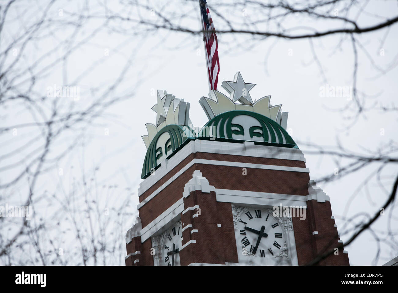 Ein Logo-Zeichen vor dem Sitz der Starbucks Coffee Company in Seattle, Washington. Stockfoto