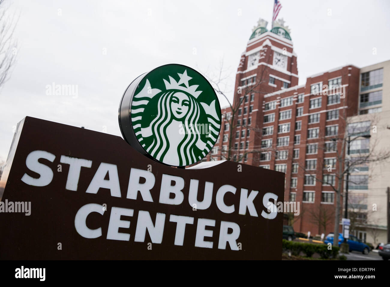 Ein Logo-Zeichen vor dem Sitz der Starbucks Coffee Company in Seattle, Washington. Stockfoto