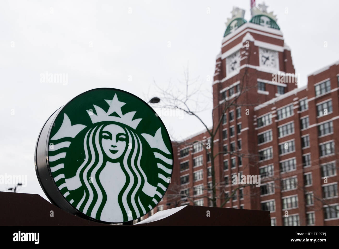 Ein Logo-Zeichen vor dem Sitz der Starbucks Coffee Company in Seattle, Washington. Stockfoto
