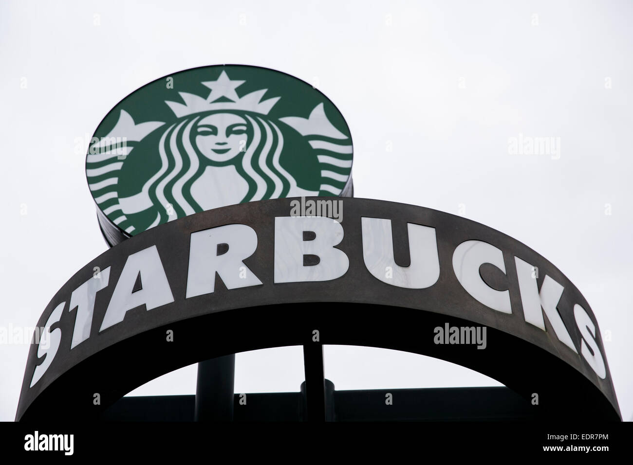 Ein Logo-Zeichen vor dem Sitz der Starbucks Coffee Company in Seattle, Washington. Stockfoto