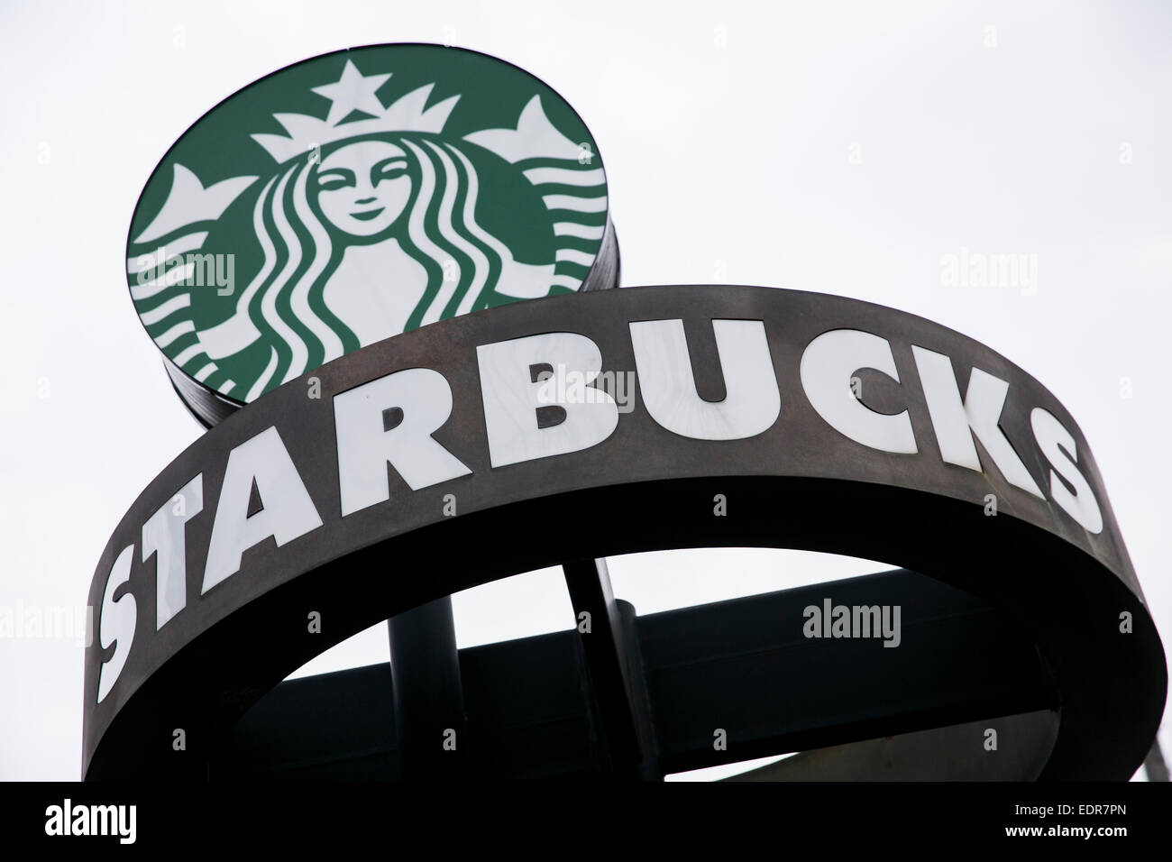 Ein Logo-Zeichen vor dem Sitz der Starbucks Coffee Company in Seattle, Washington. Stockfoto