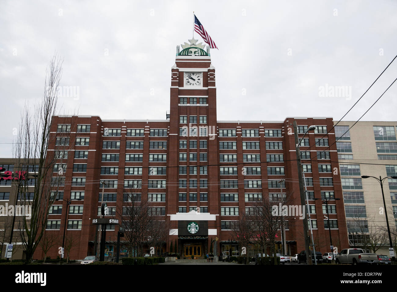 Ein Logo-Zeichen vor dem Sitz der Starbucks Coffee Company in Seattle, Washington. Stockfoto