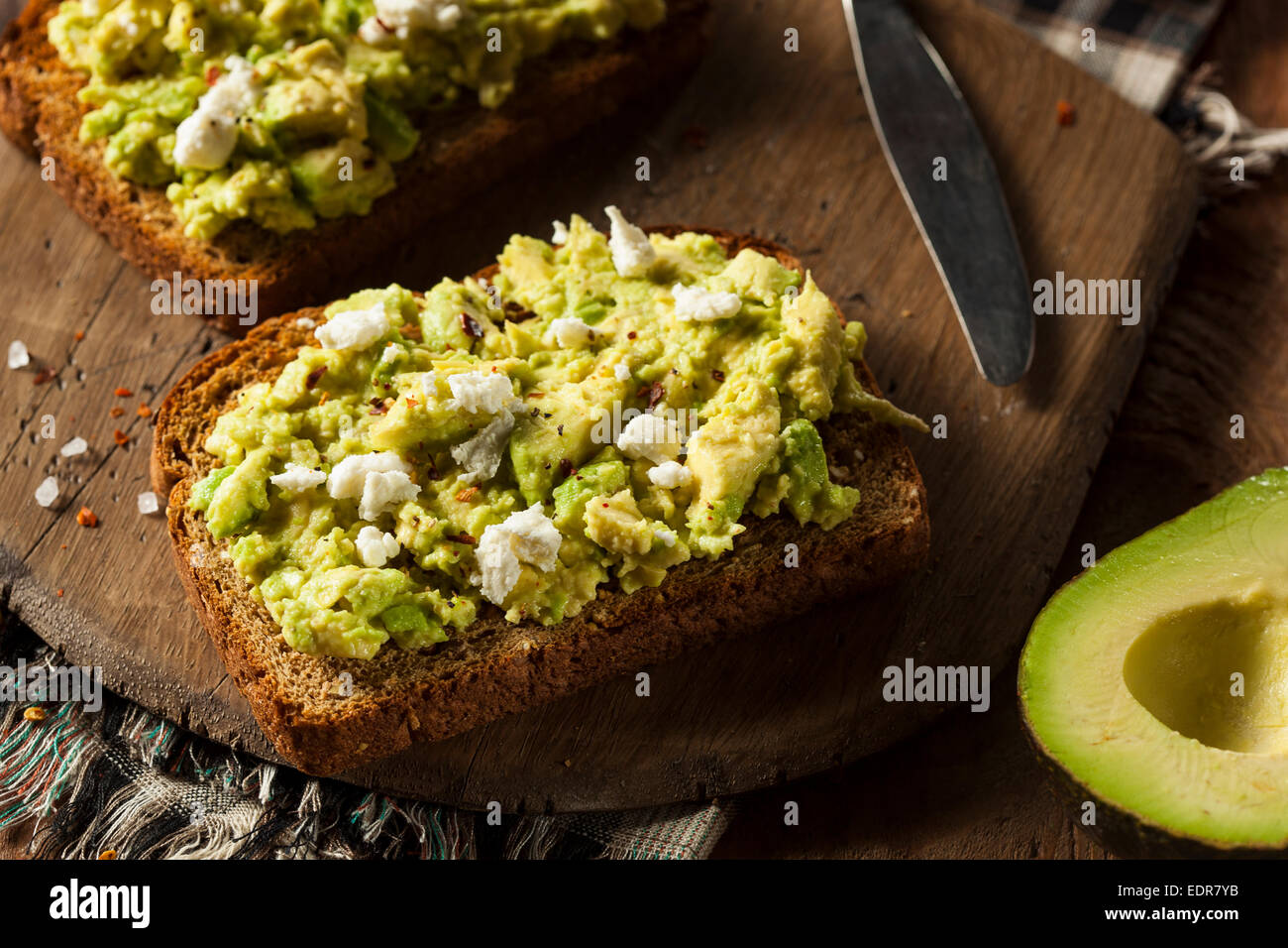 Gesunde hausgemachte Avocado-Toast mit Salz und Feta Stockfoto