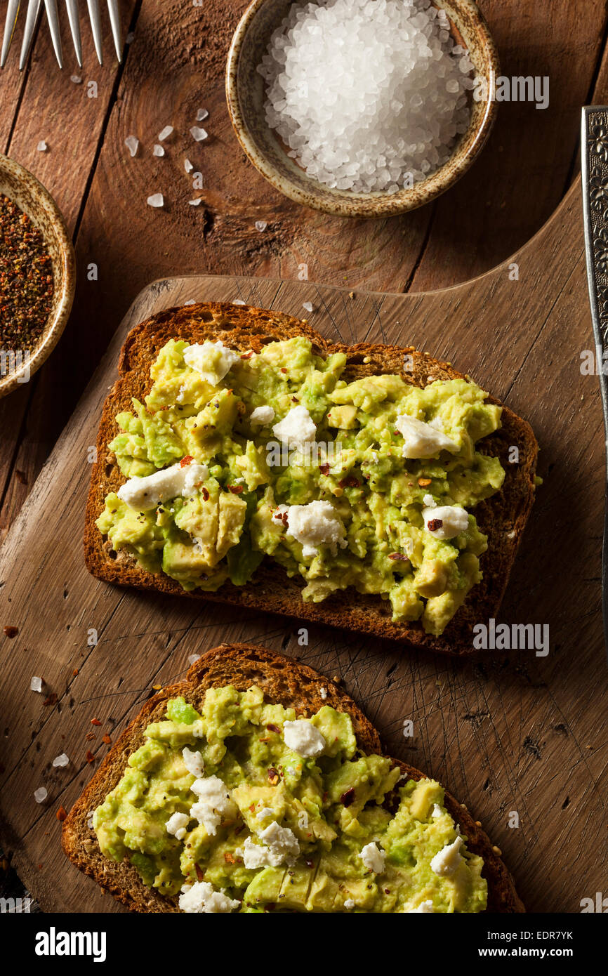 Gesunde hausgemachte Avocado-Toast mit Salz und Feta Stockfoto