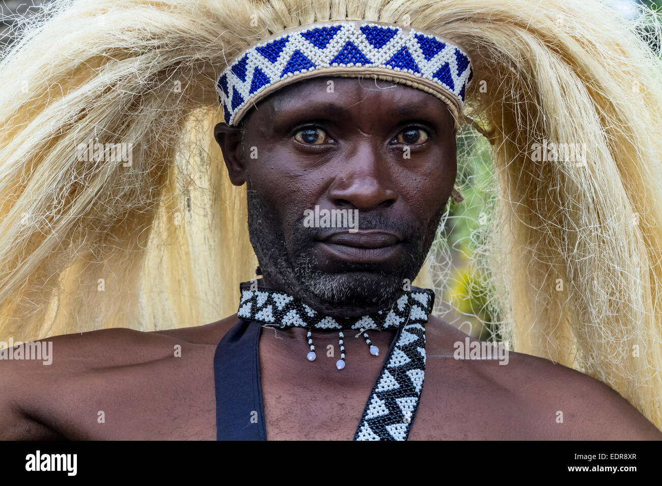 MUSANZE, Ruanda - 5 NOVEMBER: Tribal Tänzerin des Stammes Batwa führen traditionellen Intore Tanz zur Feier der Geburt von einem Ende Stockfoto