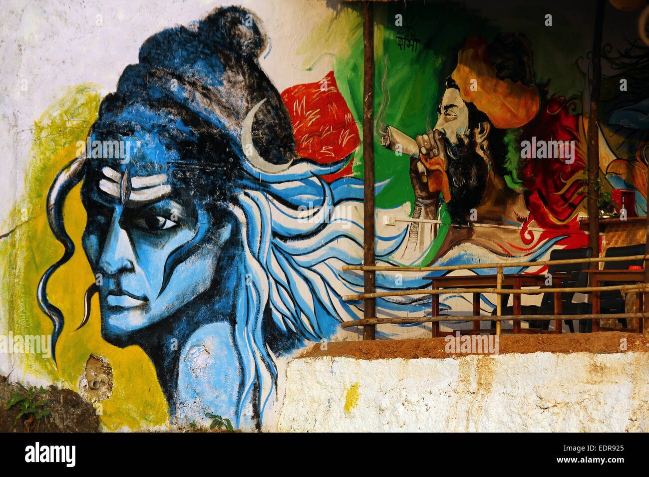 Wand-Graffiti der hindu Gott Shiva und ein Mann Rauchen von Marihuana Stockfoto