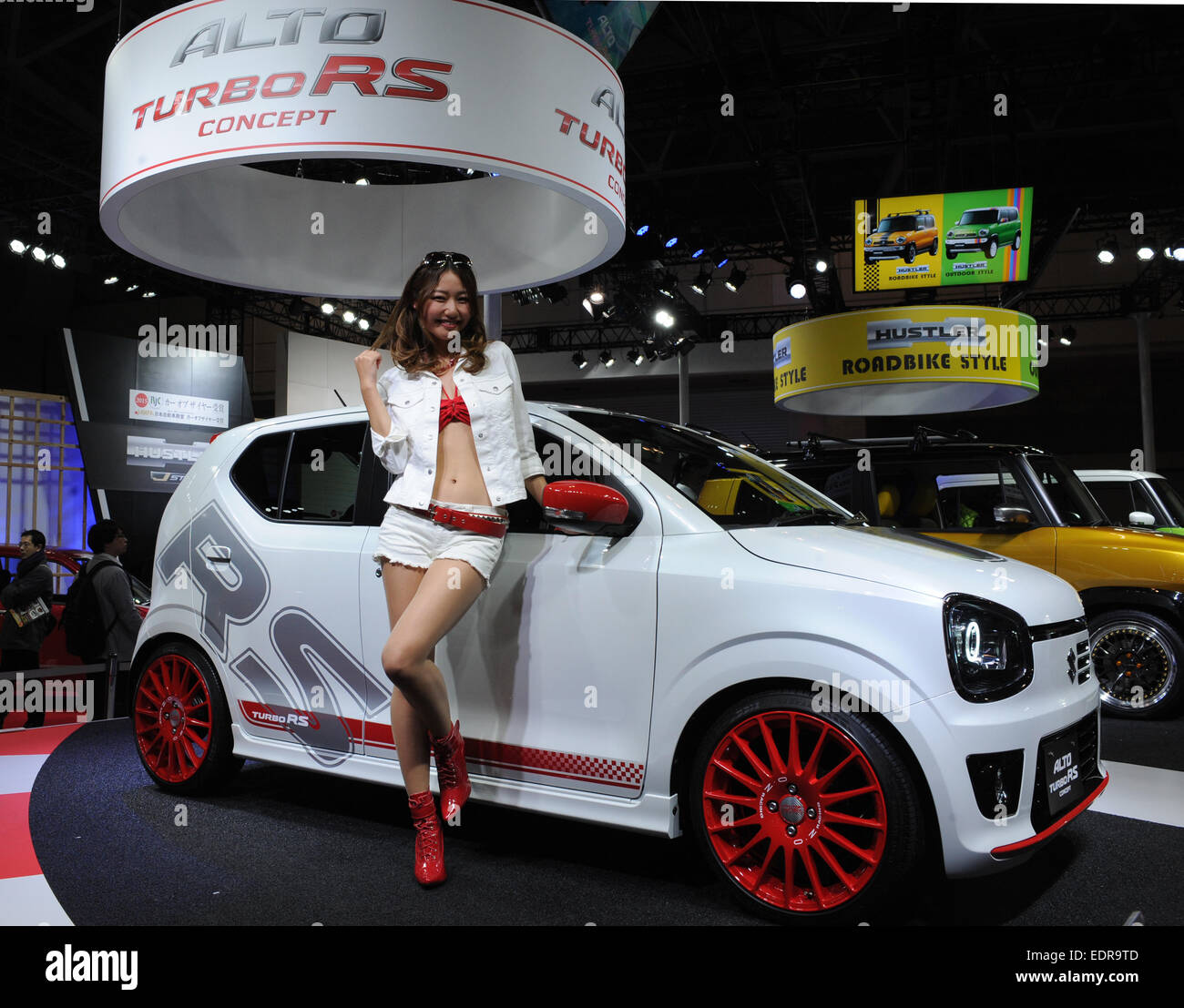 Chiba, Japan. 9. Januar 2015. Ein Modell posiert mit einem Suzuki ALTO TURBO RS Conceptcar während der Tokyo Auto Salon auf der Makuhari Messe in Chiba, Japan, 9. Januar 2015. Bildnachweis: Stringer/Xinhua/Alamy Live-Nachrichten Stockfoto