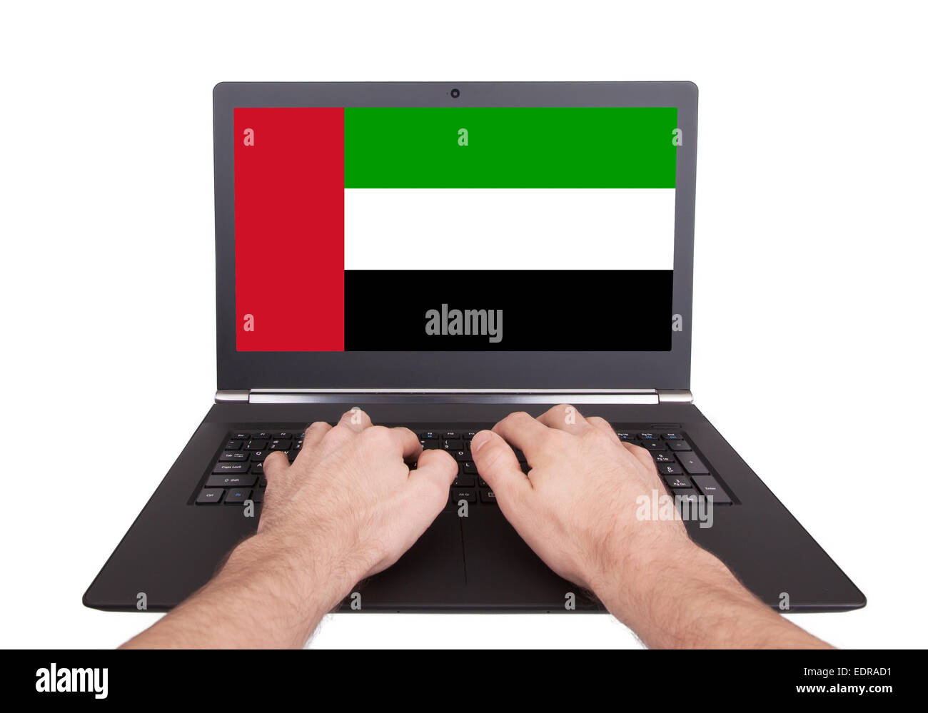 Hände auf Laptop zeigt auf dem Bildschirm die Flagge der Vereinigten Arabischen Emirate Stockfoto