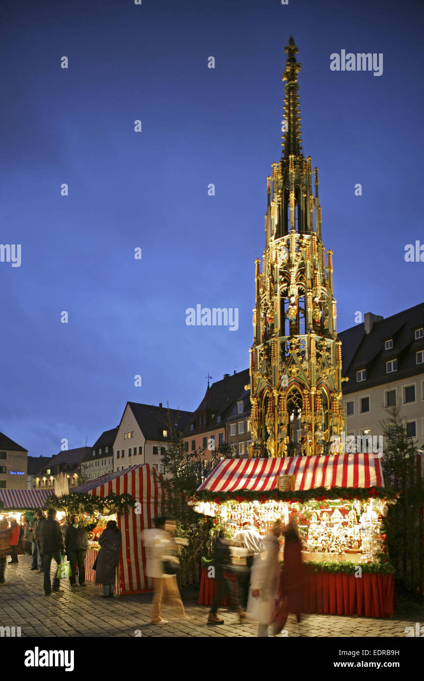 Deutschland Nürnberg Nürnberger Christkindlesmarkt Weihnachtsmarkt Aussen Beleuchtet Bayern Adventszeit Weihnachtszeit Weihnacht Stockfoto