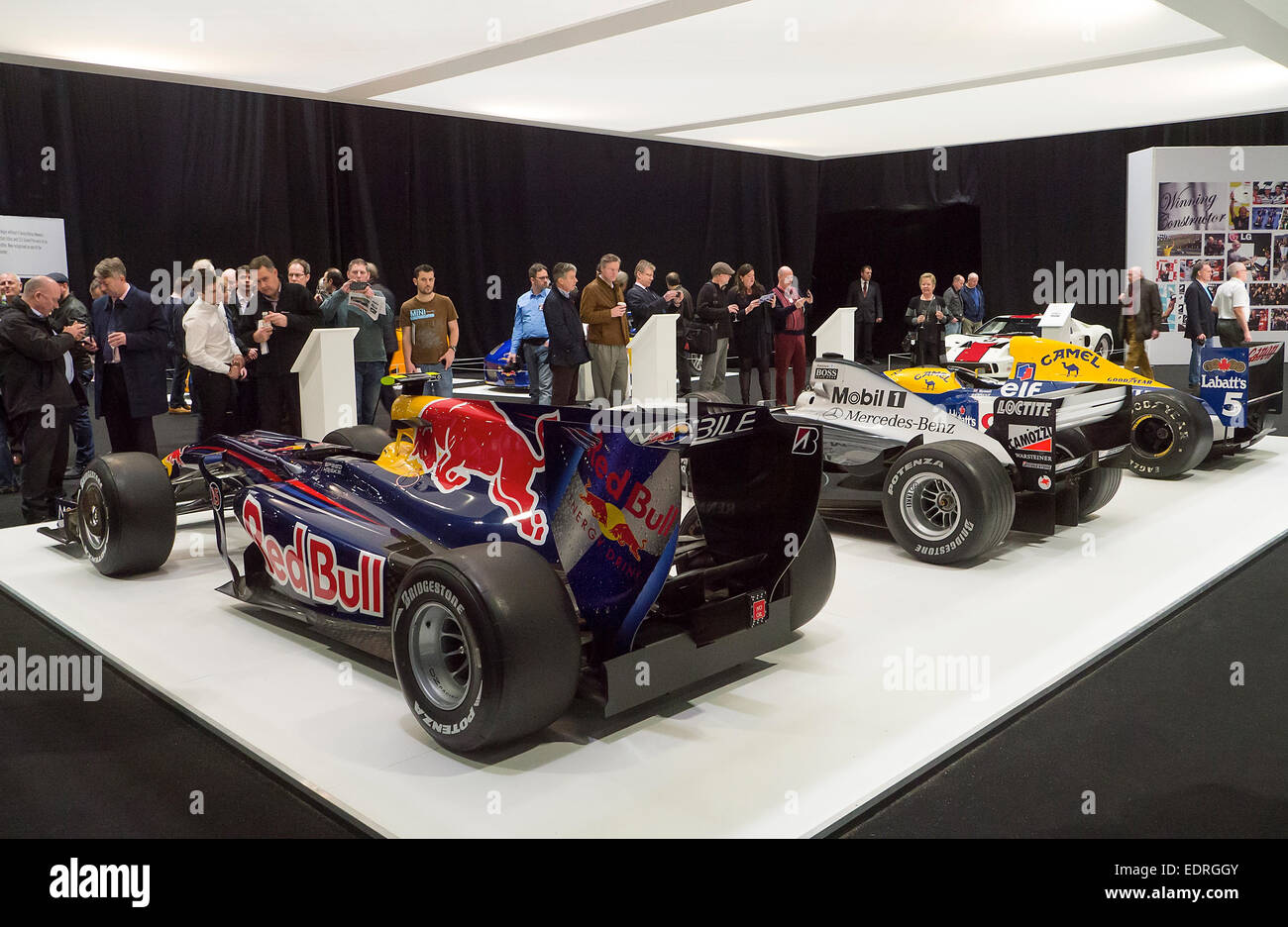 London, UK. 8. Januar 2015. Auto-Show am Ecel London London Classic. Vintage F1-Auto-Designer Adrian Newey 'Inspiriert' Anzeige von Redbull/McLaren und Williams F1-Autos, die er entwarf Credit: Martyn Goddard/Alamy Live News Stockfoto
