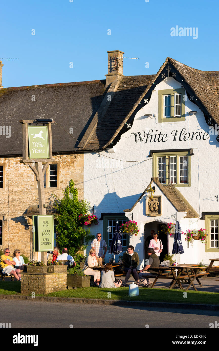 White Horse Inn traditionellen alten Gastro Pub in Biddestone in Cotswolds, Wiltshire, UK Stockfoto
