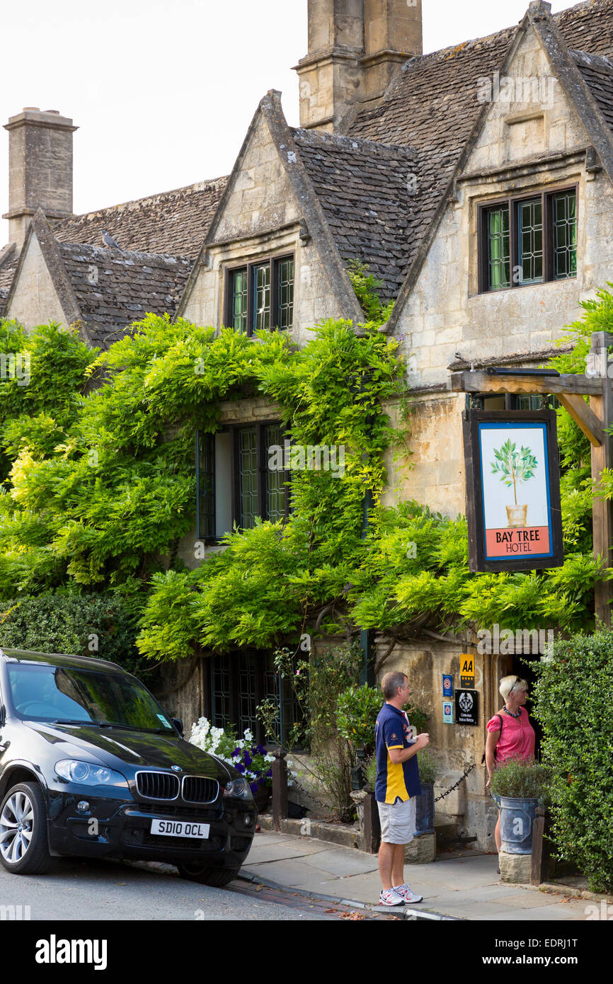 Paar im Bay Tree Hotel ein traditionelles altes Gastro Pub Hotel mit Range Rover geparkt, Burford, Cotswolds, Oxfordshire, Vereinigtes Königreich Stockfoto