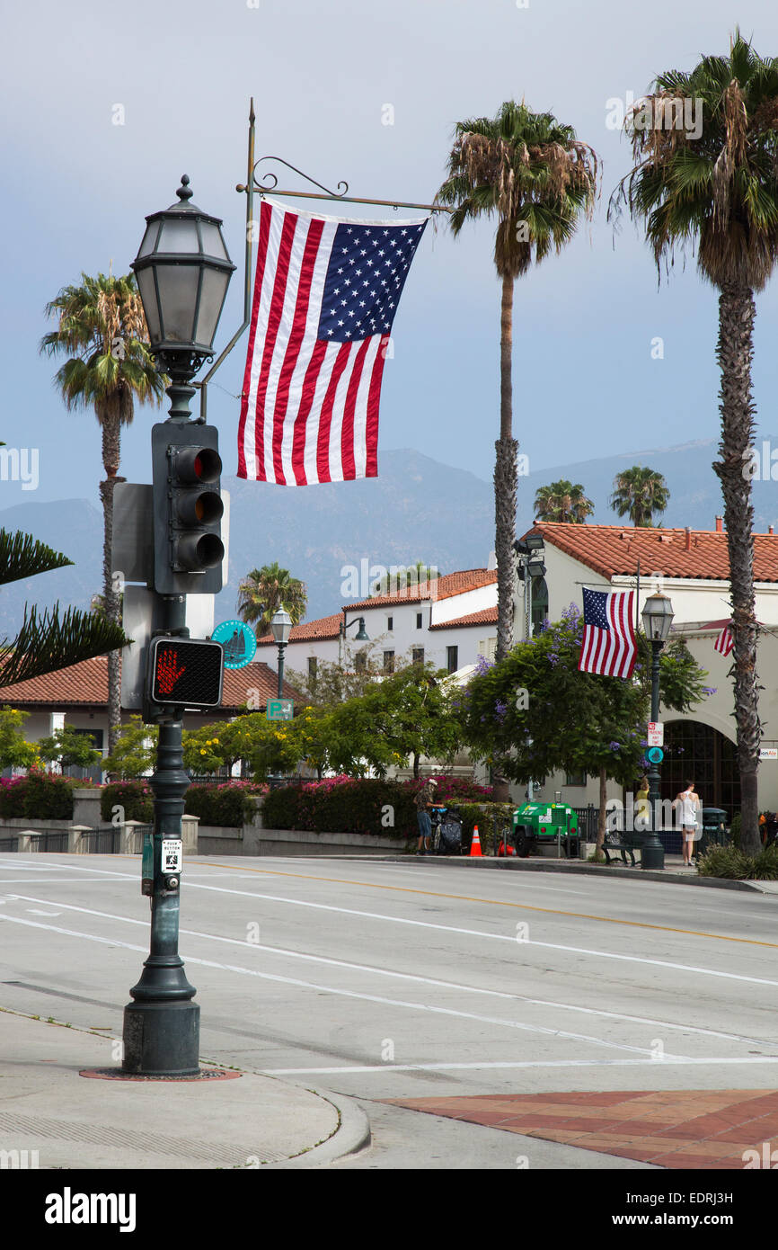 Sterne und Streifen Fahnen fliegen auf den 4. Juli feiern auf der State Street in Santa Barbara, Kalifornien Stockfoto