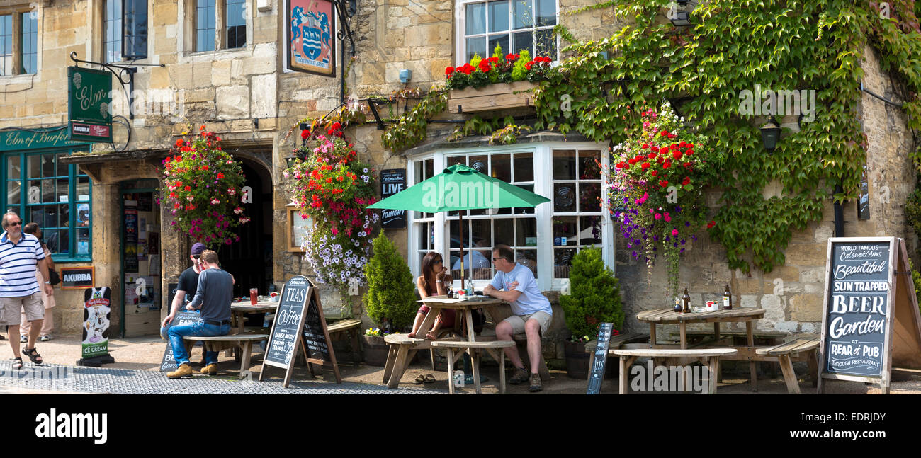 Touristen in The Cotswolds Arms Inn traditionellen alten Gastro Pub in Burford in Cotswolds, Oxfordshire, Vereinigtes Königreich Stockfoto