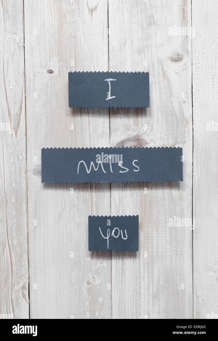 Handgeschriebene Karte mit "I miss you" Text über weißen Tisch Stockfoto