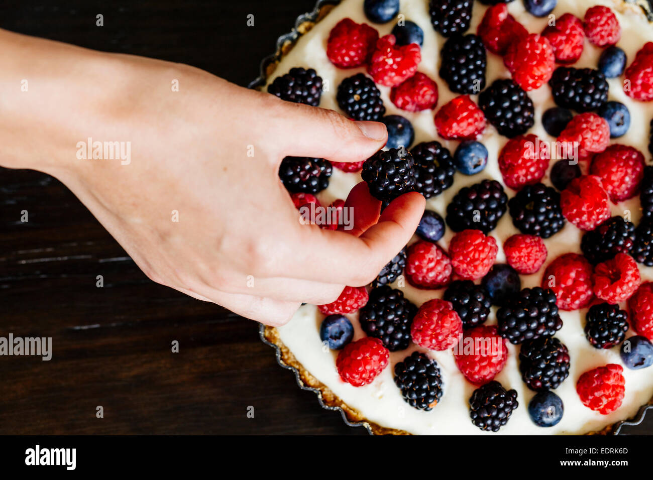 Berry und Mascarpone Torte Stockfoto