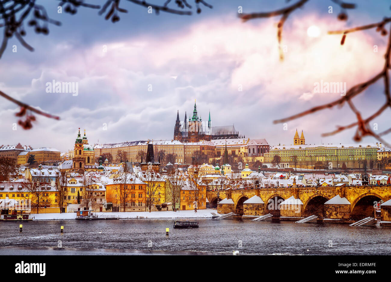 Schönen Prag im Winter, Karlsbrücke über Vltava Fluss, Tschechische Republik, historische mittelalterliche Gebäude, Winter Europa Stockfoto