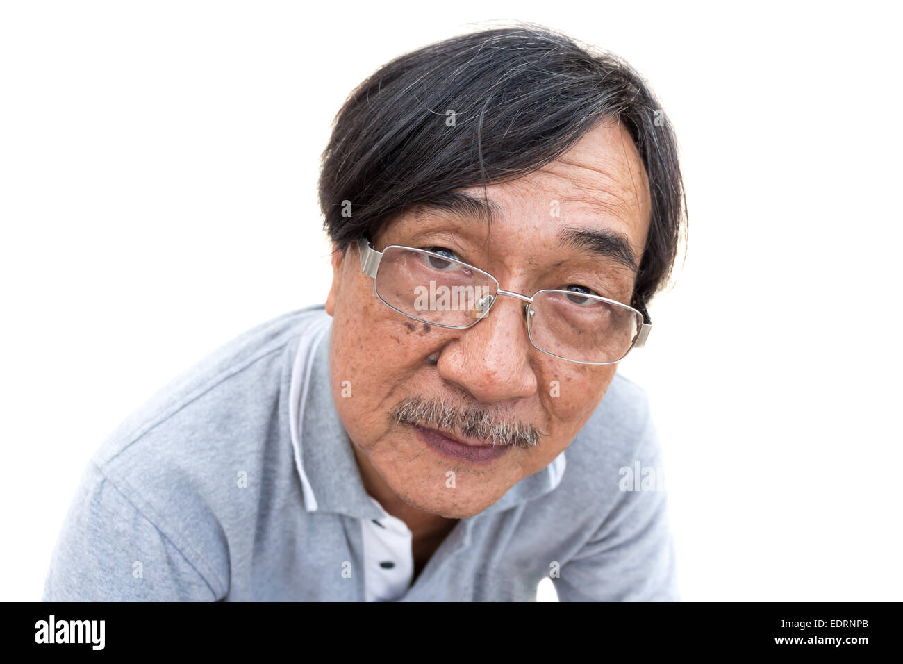 Alter und grizzly Mann (Akne, Schnurrbart, Maulwurf, Falten im Gesicht) mit Brille sucht, etwas auf weißem Hintergrund (Isola Stockfoto