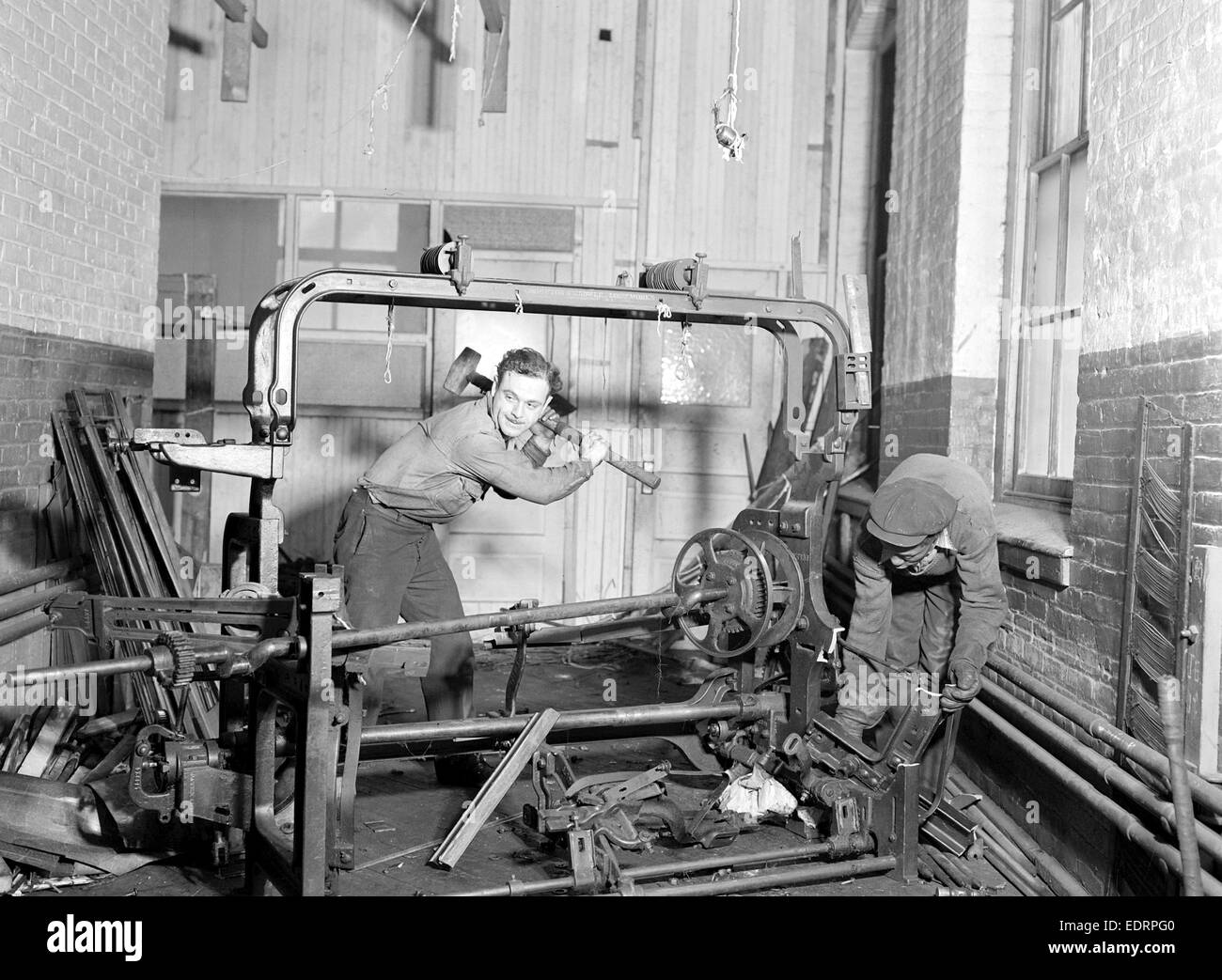 Paterson, New Jersey - Textilien. Junkies brechen alte Webstühle, verkauft für Schrott und sagte nach Japan gesendet werden Stockfoto