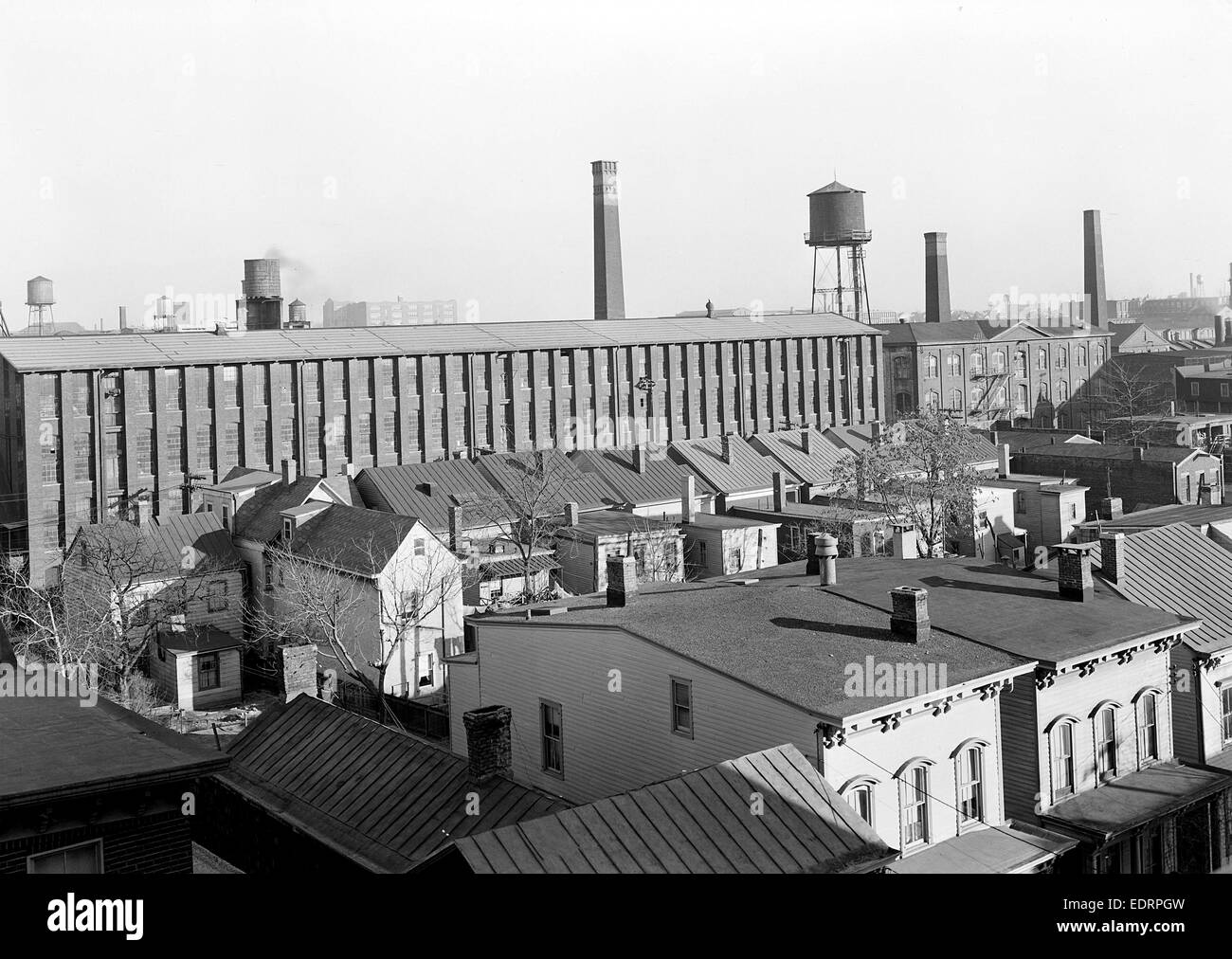 Paterson, New Jersey - Textilien. [Blick auf Mühle und Häusern.], März 1937, Lewis Hine, 1874-1940, ein amerikanischer Fotograf war Stockfoto