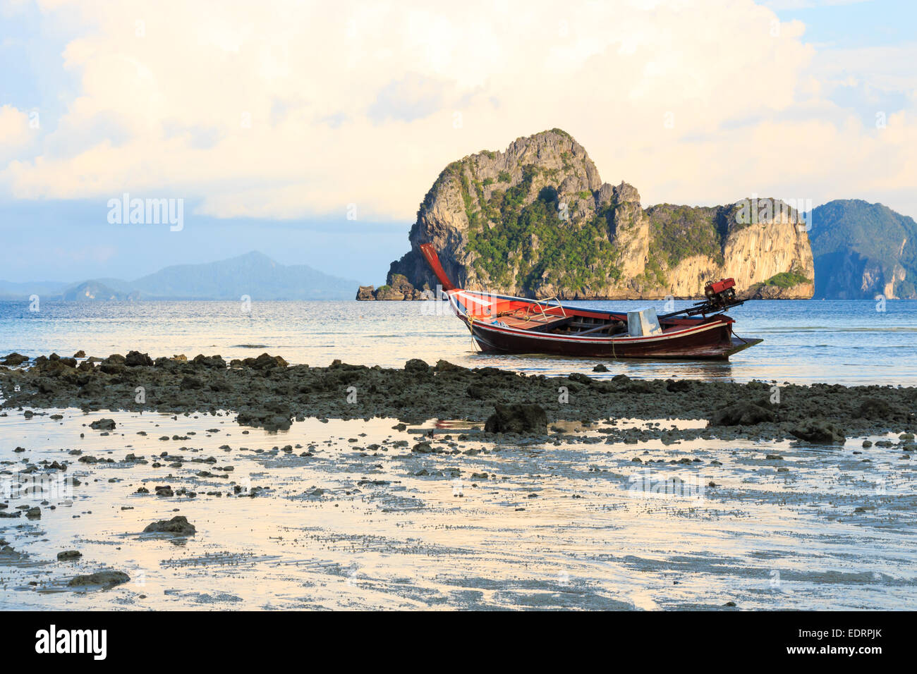 Native Boot am Strand und Insel Abend in Trang, Thailand Stockfoto
