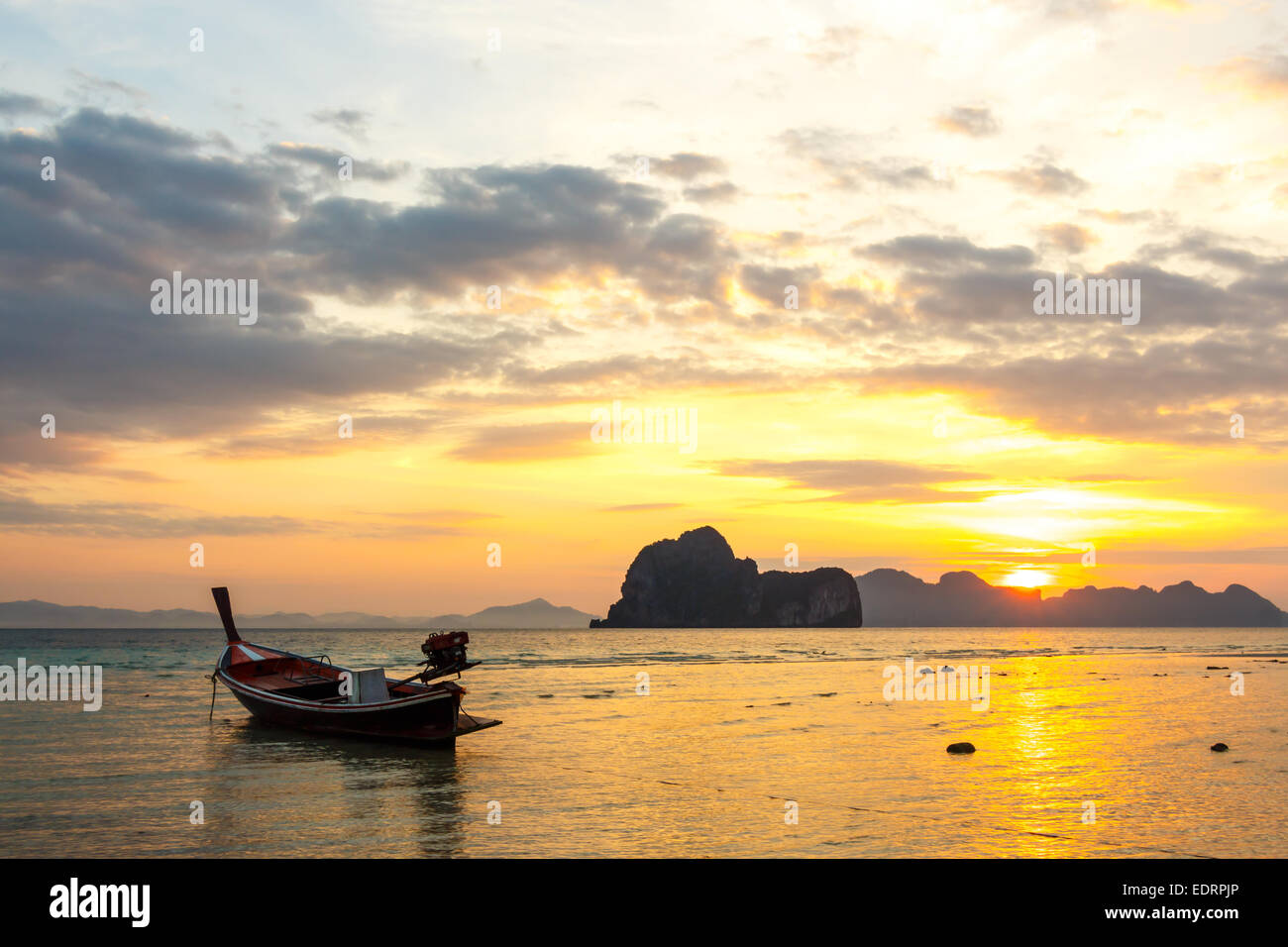 Native Boot am Strand und Sonnenaufgang morgen bei Trang, Thailand Stockfoto