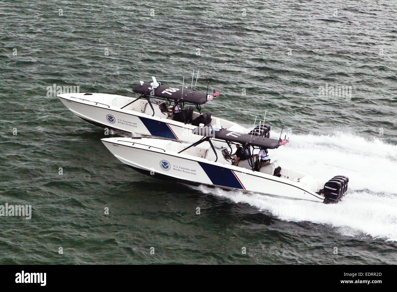 U.S. Customs and Border Protection Marine Einheit Betrieb ein 1200HP 39' Midnight Express Boot, ab 2014 "der mächtigsten Behördenschiff auf dem Wasser heute" in der Lage, Geschwindigkeiten von bis zu 60 Knoten hier fotografiert auf Patrouille aus den Florida Keys. Siehe Beschreibung für mehr Informationen. Stockfoto