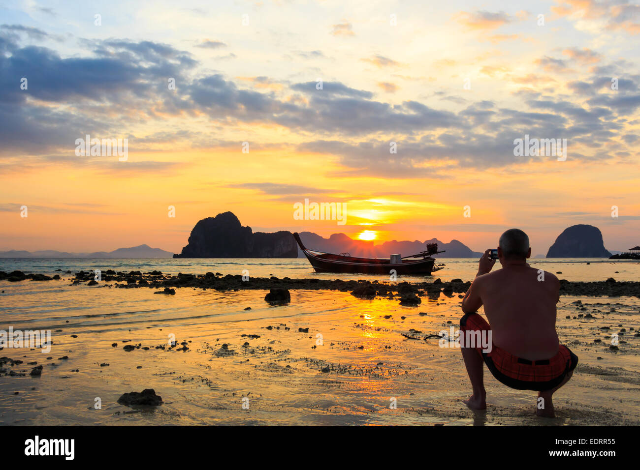 Ausländer-Foto am Strand von morgen und Sonnenaufgang in Trang, Thailand Stockfoto
