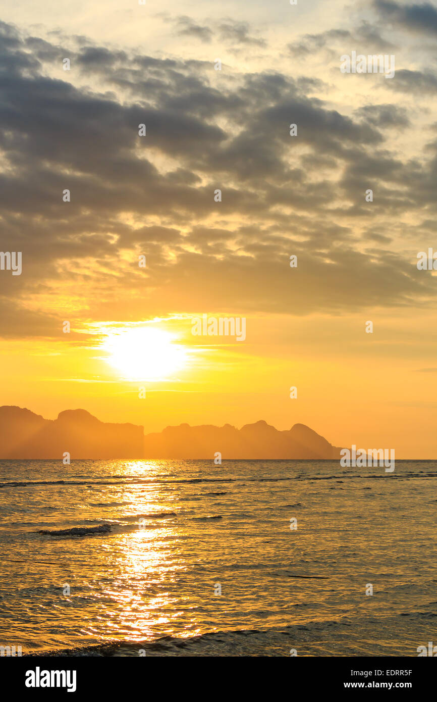 Sonnenaufgang über der Andamanensee und reflektieren auf dem Wasser bei Trang, Thailand Stockfoto