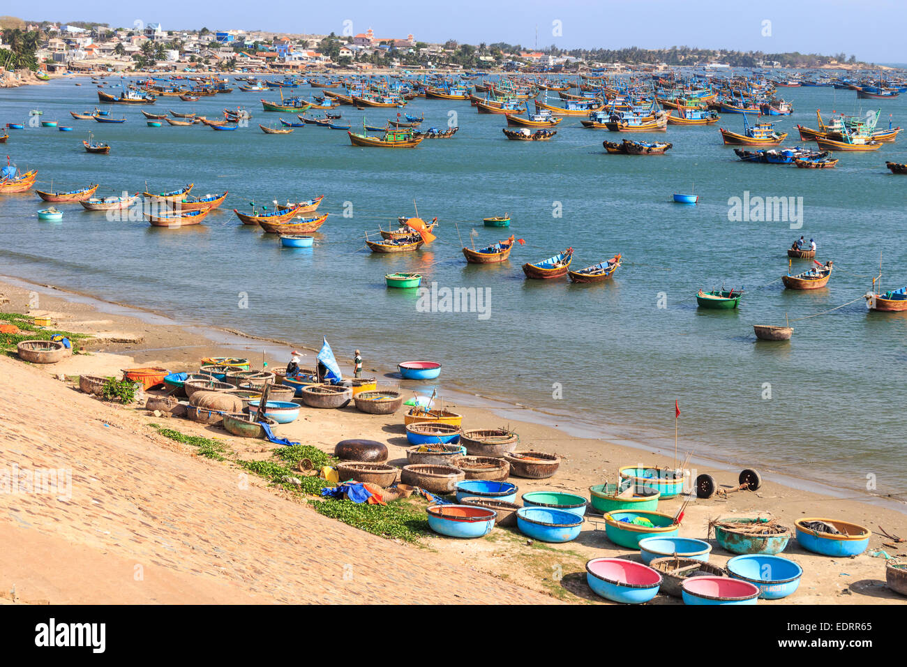 Fischerdorf am Strand mit reichlich traditionellen Boot von Vietnam, Vietnam Stockfoto