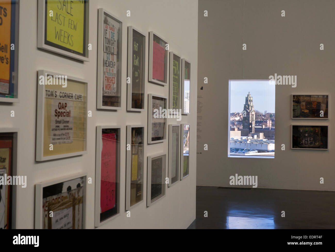 Walsall Rathaus gesehen durch ein Fenster in Walsall Kunstgalerie während einer Ausstellung des Fotografen Martin Parr Stockfoto