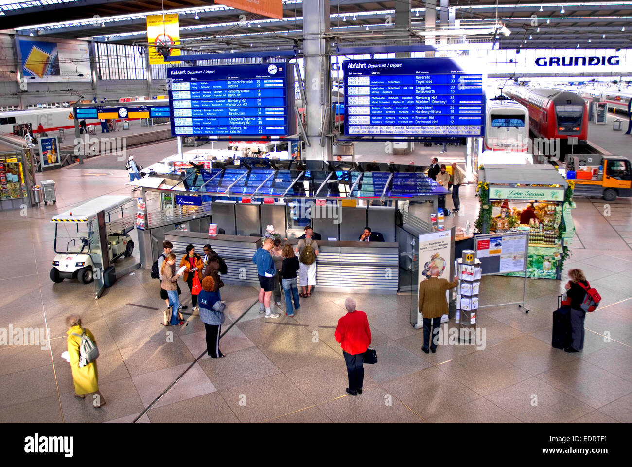 München, Bayern, Deutschland. München Hauptbahnhof (Hauptbahnhof) Abfahrtstafeln und Informationsschalter Stockfoto