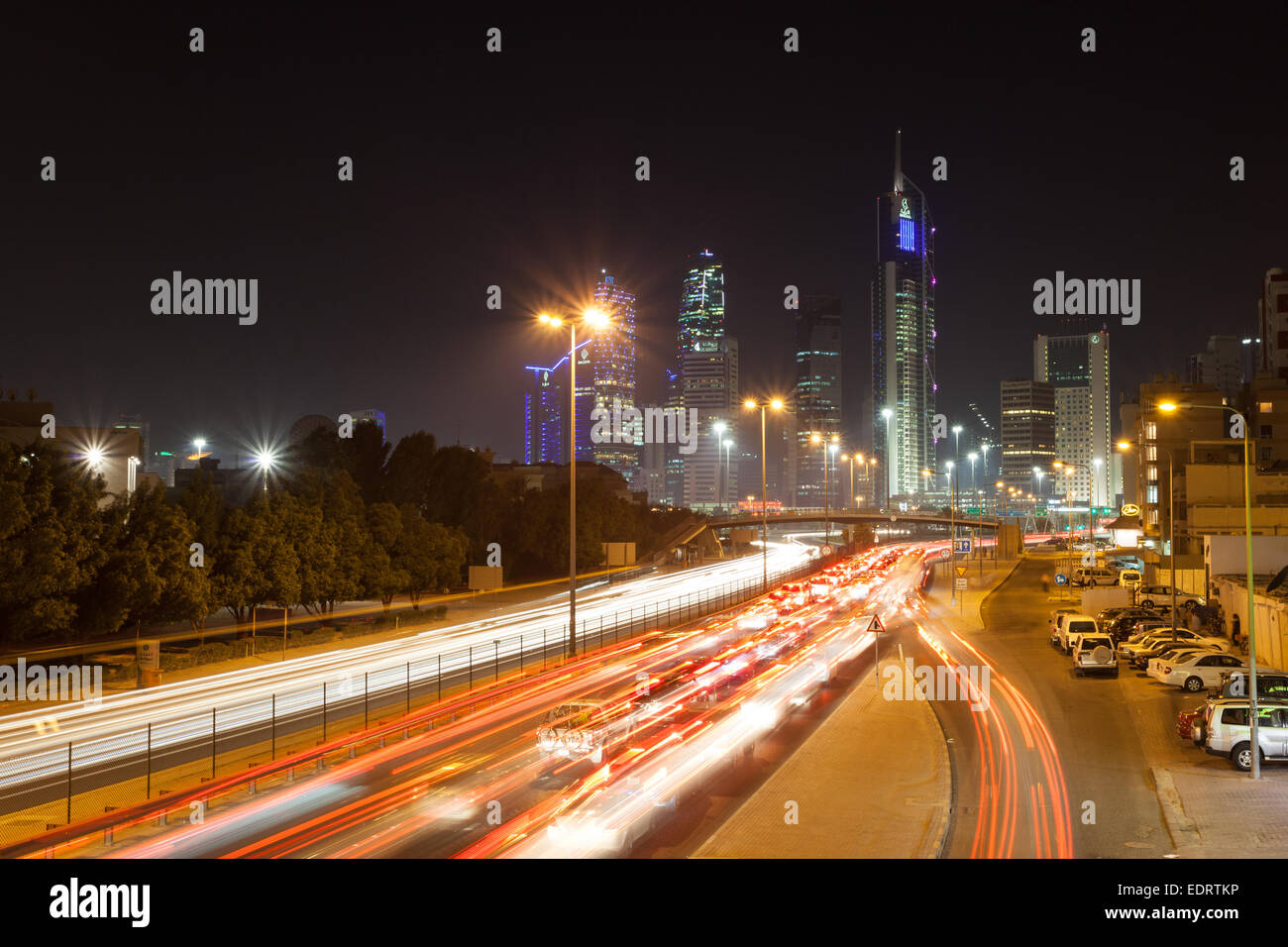 Auf der Stadtautobahn in Kuwait Stau in der Nacht Stockfoto