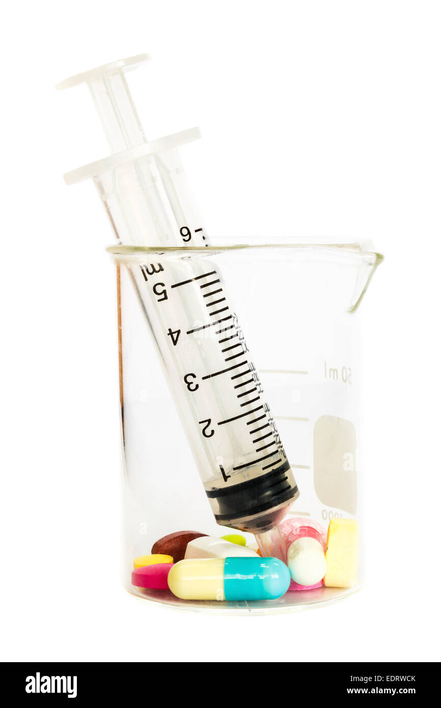 Spritze in Becher und Gruppe von Medikamenten auf weißem Hintergrund (isoliert) Stockfoto