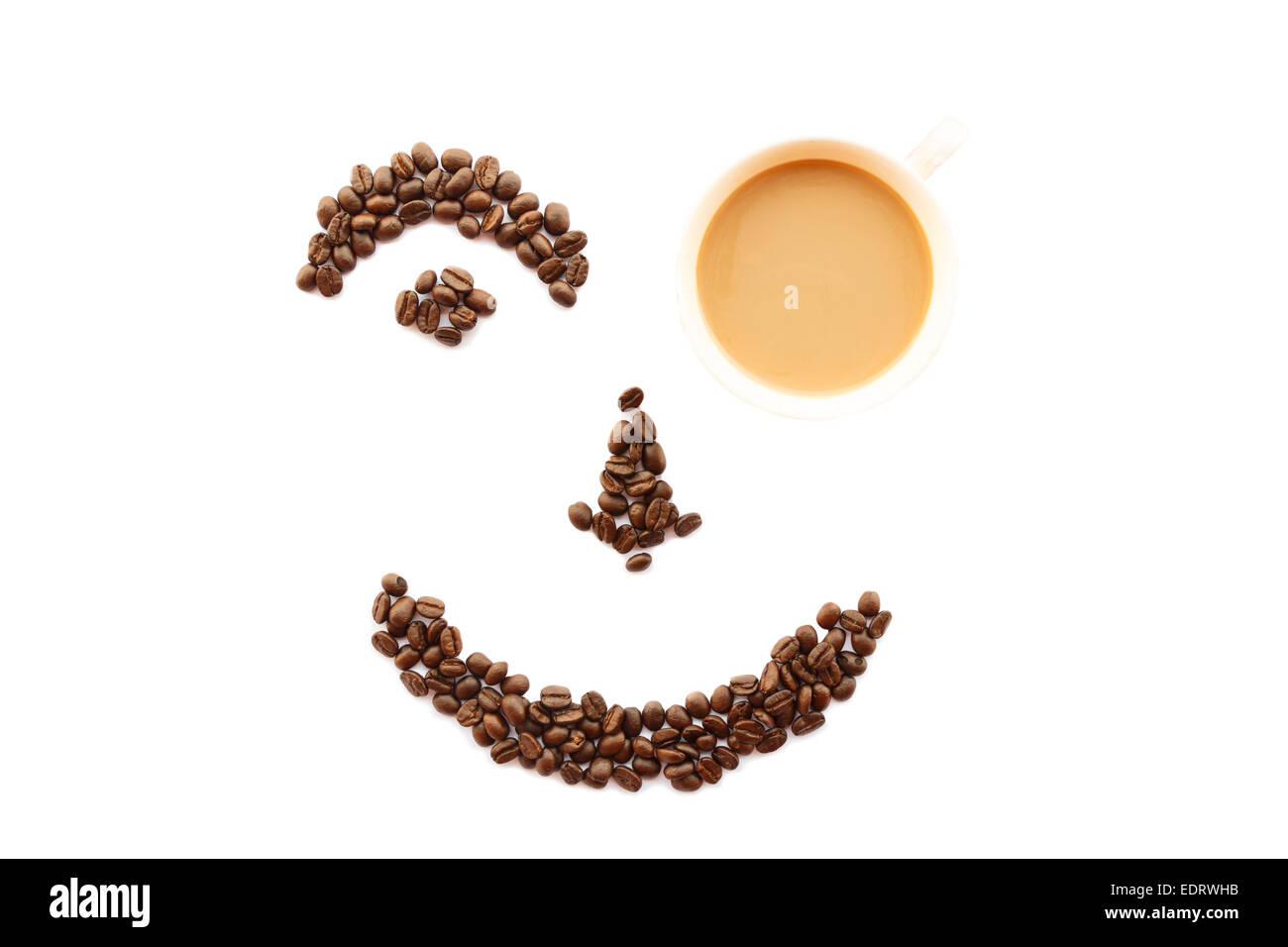 glückliches Gesicht, geprägt von Kaffeebohnen mit Tasse auf weißem Hintergrund (isoliert) Stockfoto