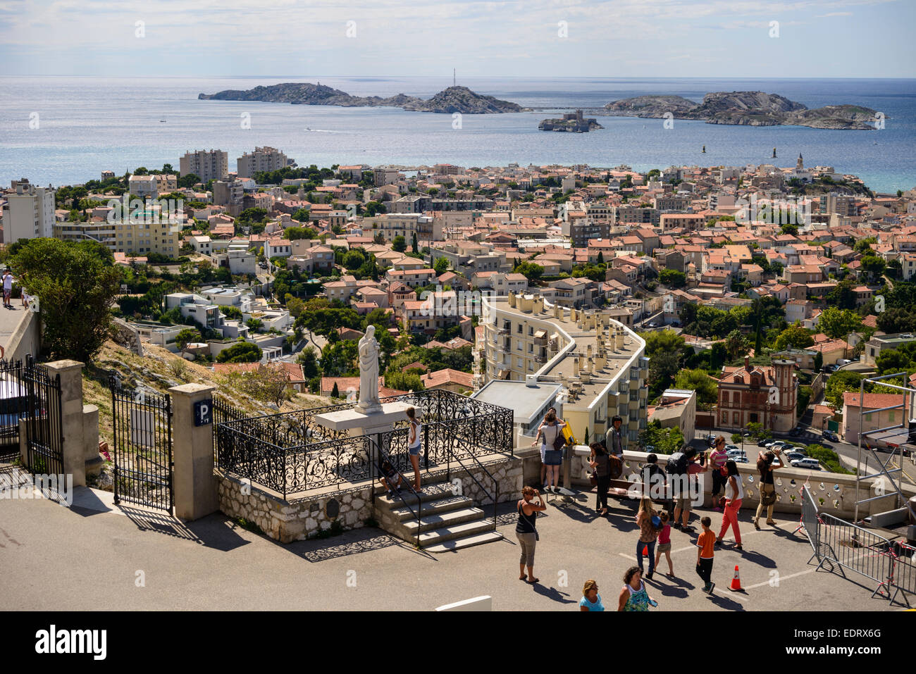 Touristen genießen den Blick auf Marseille von Notre-Dame De La Garde (Frioul Archipel im Hintergrund), Frankreich Stockfoto