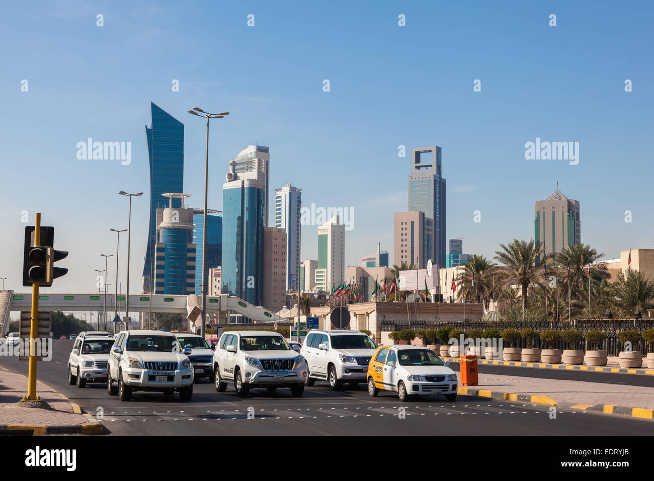 Autos warten auf grünes Licht auf der Straße Innenstadt in Kuwait-Stadt Stockfoto