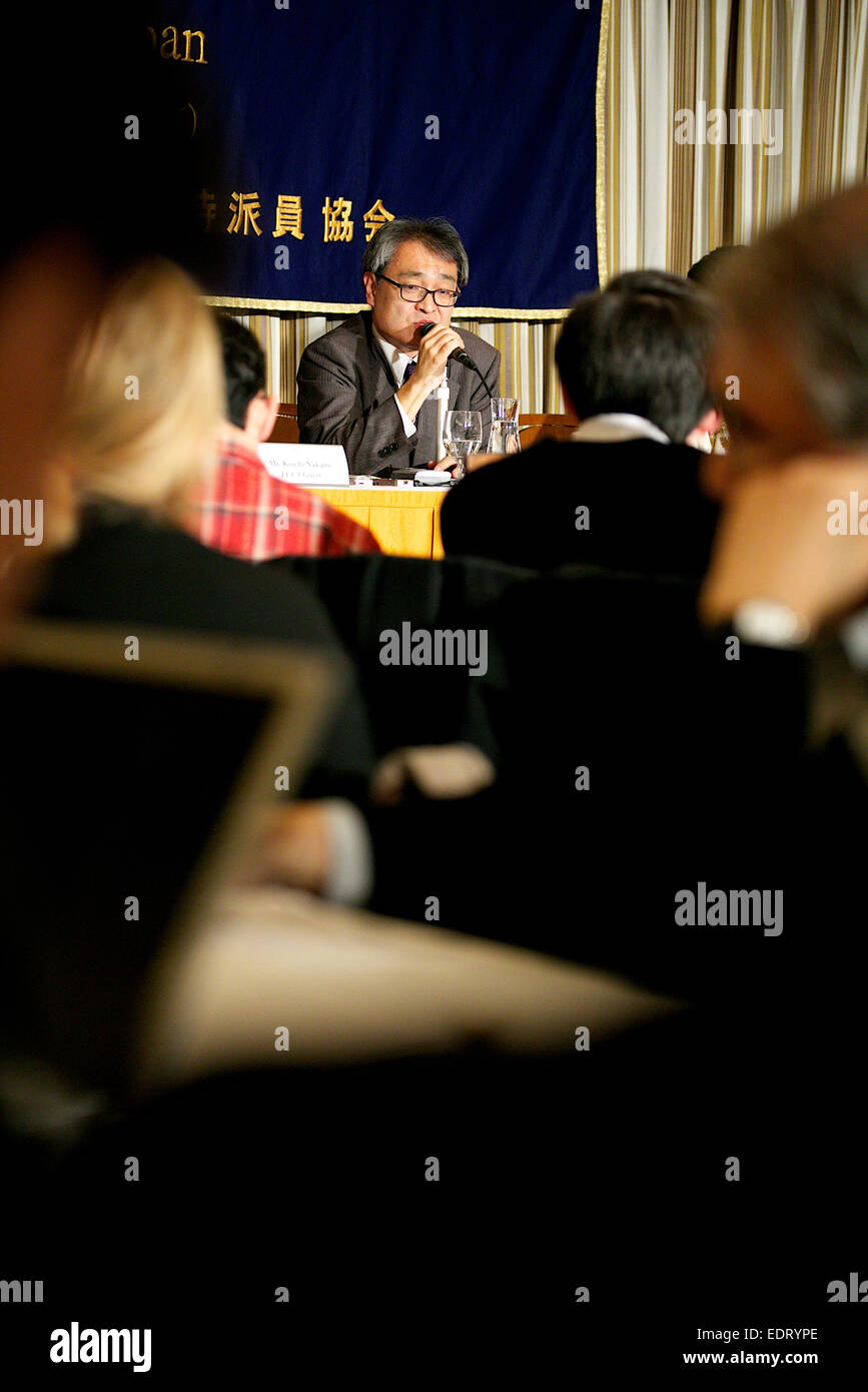 9. Januar 2015, Tokio, Japan: Takashi Uemura spricht ein ehemaliger Reporter der Asahi Shimbum über die rechtlichen Schritte gegen die Wochenzeitschrift "Shunkan Bunshuns" und seine Schriftsteller Herrn Tsutomu Nishioka während einer Pressekonferenz in The Foreign Correspondents Club of Japan. Im Jahr 1991 veröffentlichte Uemura zwei Artikel in Osaka Asahi Shimbum bezogen die schmerzlichen Erfahrungen des einen älteren "Komfort-Frau". Drohungen gegen sich und seine Familie erhielt er von japanischen Nationalisten als Folge Shunkan Bunshus Artikeln und Herr Nishioka Aussagen. © Rodrigo Reyes Marin/AFLO/Alamy Live-Nachrichten Stockfoto