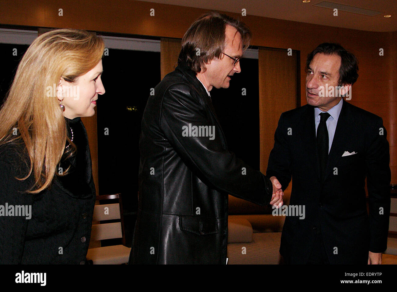 Tokio, Japan. 9. Januar 2015. (L, R) Lucy Birmingham, Richard Lloyd Parry, Thierry Dana, (L, R) Lucy Birmingham Präsident der Foreign Correspondents Club of Japan und Richard Lloyd Parry President der ausländischen Presse in Japan präsentieren einen Brief an den französischen Botschafter Thierry Dana in einer Geste der Anteilnahme und Solidarität für den Angriff auf die Büros der französischen satirischen Zeitschrift Charlie Hebdo in Paris am Mittwoch. Bildnachweis: Aflo Co. Ltd./Alamy Live-Nachrichten Stockfoto