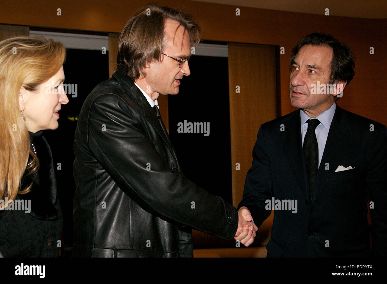 Tokio, Japan. 9. Januar 2015. (L, R) Lucy Birmingham, Richard Lloyd Parry, Thierry Dana, (L, R) Lucy Birmingham Präsident der Foreign Correspondents Club of Japan und Richard Lloyd Parry President der ausländischen Presse in Japan präsentieren einen Brief an den französischen Botschafter Thierry Dana in einer Geste der Anteilnahme und Solidarität für den Angriff auf die Büros der französischen satirischen Zeitschrift Charlie Hebdo in Paris am Mittwoch. Bildnachweis: Aflo Co. Ltd./Alamy Live-Nachrichten Stockfoto