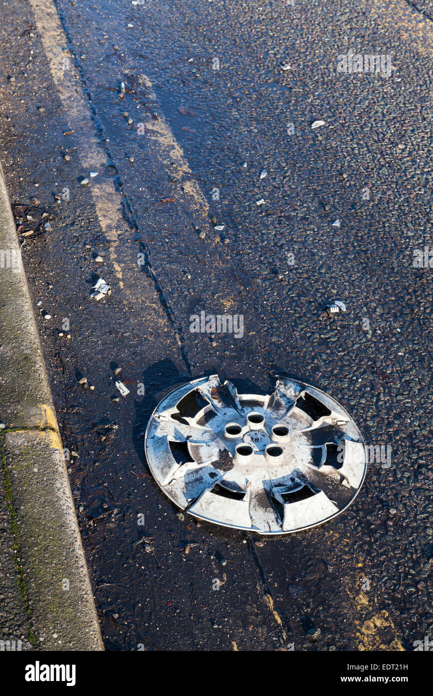 Trimm-Rad oder Abdeckung liegen auf der Seite der Straße nach einem Sturz aus einem Auto, England, UK Stockfoto