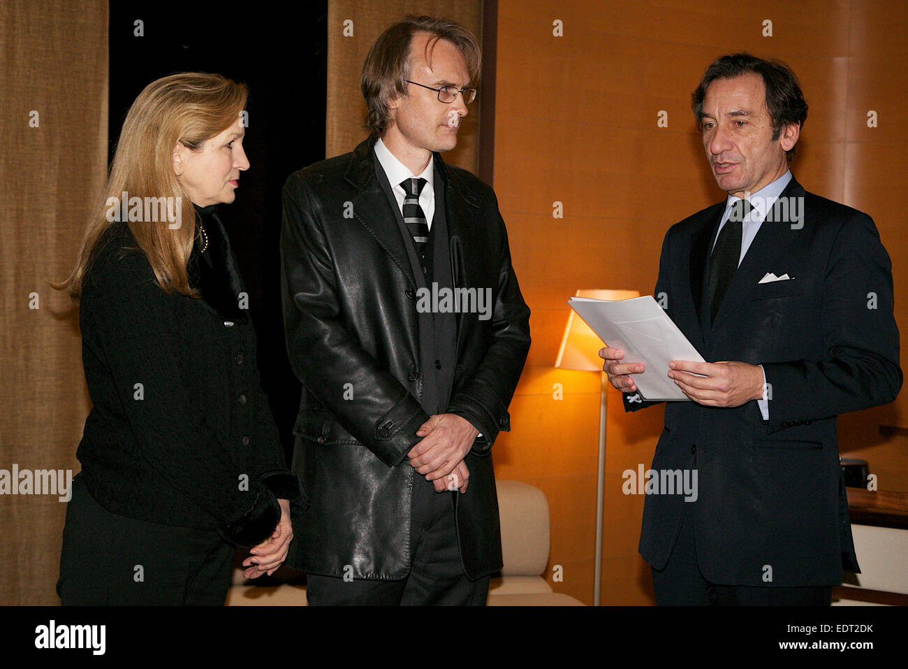 Tokio, Japan. 9. Januar 2015. (L, R) Lucy Birmingham, Richard Lloyd Parry, Thierry Dana, französischer Botschafter Thierry Dana erhält von Lucy Birmingham Präsident der Foreign Correspondents Club of Japan und Richard Lloyd Parry President der ausländischen Presse in Japan ein Kondolenzschreiben schreiben und Solidarität für den Angriff auf die Büros der französischen satirischen Zeitschrift Charlie Hebdo in Paris am Mittwoch. Bildnachweis: Aflo Co. Ltd./Alamy Live-Nachrichten Stockfoto