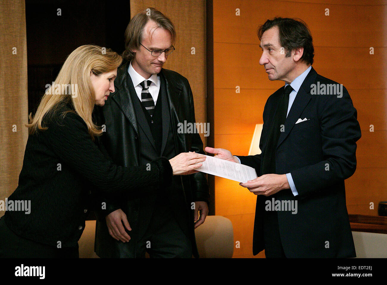 Tokio, Japan. 9. Januar 2015. (L, R) Lucy Birmingham, Richard Lloyd Parry, Thierry Dana, (L, R) Lucy Birmingham Präsident der Foreign Correspondents Club of Japan und Richard Lloyd Parry President der ausländischen Presse in Japan präsentieren einen Brief an den französischen Botschafter Thierry Dana in einer Geste der Anteilnahme und Solidarität für den Angriff auf die Büros der französischen satirischen Zeitschrift Charlie Hebdo in Paris am Mittwoch. Bildnachweis: Aflo Co. Ltd./Alamy Live-Nachrichten Stockfoto